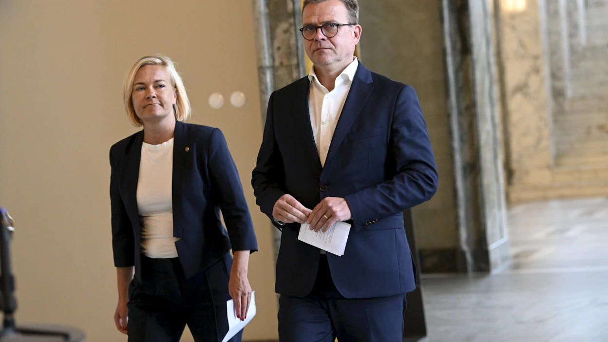 Pääministeri Petteri Orpo (oik.) sanoo eduskunnan näyttäneen jälleen, että turvallisuuskysymykset yhdistävät suomalaisia ja niissä pystytään yhdessä löytämään ratkaisuja. Orp piti pian äänestyksen jälkeen tiedotustilaisuuden sisäministeri Mari Rantasen (vas.) kanssa. LEHTIKUVA.