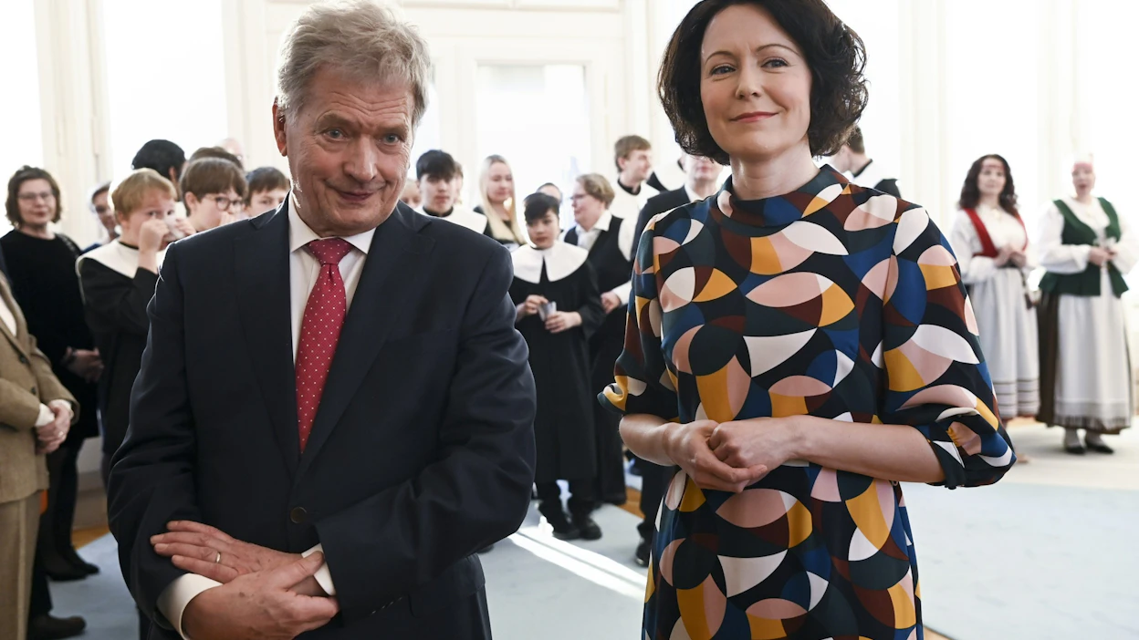 Tasavallan presidentti Sauli Niinistö ja puoliso Jenni Haukio ottivat tänään vastaan perinteiset joulutervehdykset Mäntyniemessä. LEHTIKUVA / Emmi Korhonen.