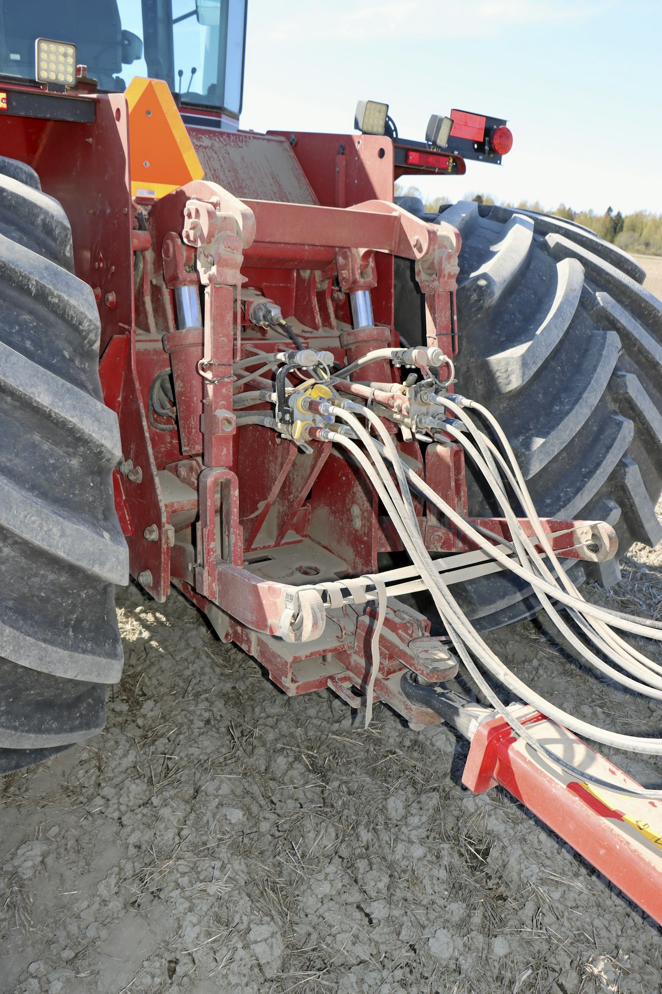 Strömbergit vetävät äestä alkuperäisestä vetokidasta, joka on lukittu keskiasentoon. Kytkettäessä äkeen vetopuomin korkeus säädetään maassa olevan koneen nostosylinterillä. Takapyörät eivät rajoita kääntyvyyttä, koska vetopiste on niiden takapuolella. Kultivaattori on kytketty nostolaitteisiin, jotta kone kääntyy ketterämmin.