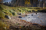 Rantaimeytyskaivojen idea on yksinkertainen. Kaivetaan kuoppa melko lähelle järveä ja asetetaan sinne kaivonrengas ja hiekkaa. Pintavesi etsii sinne reitin maakerrosten läpi.