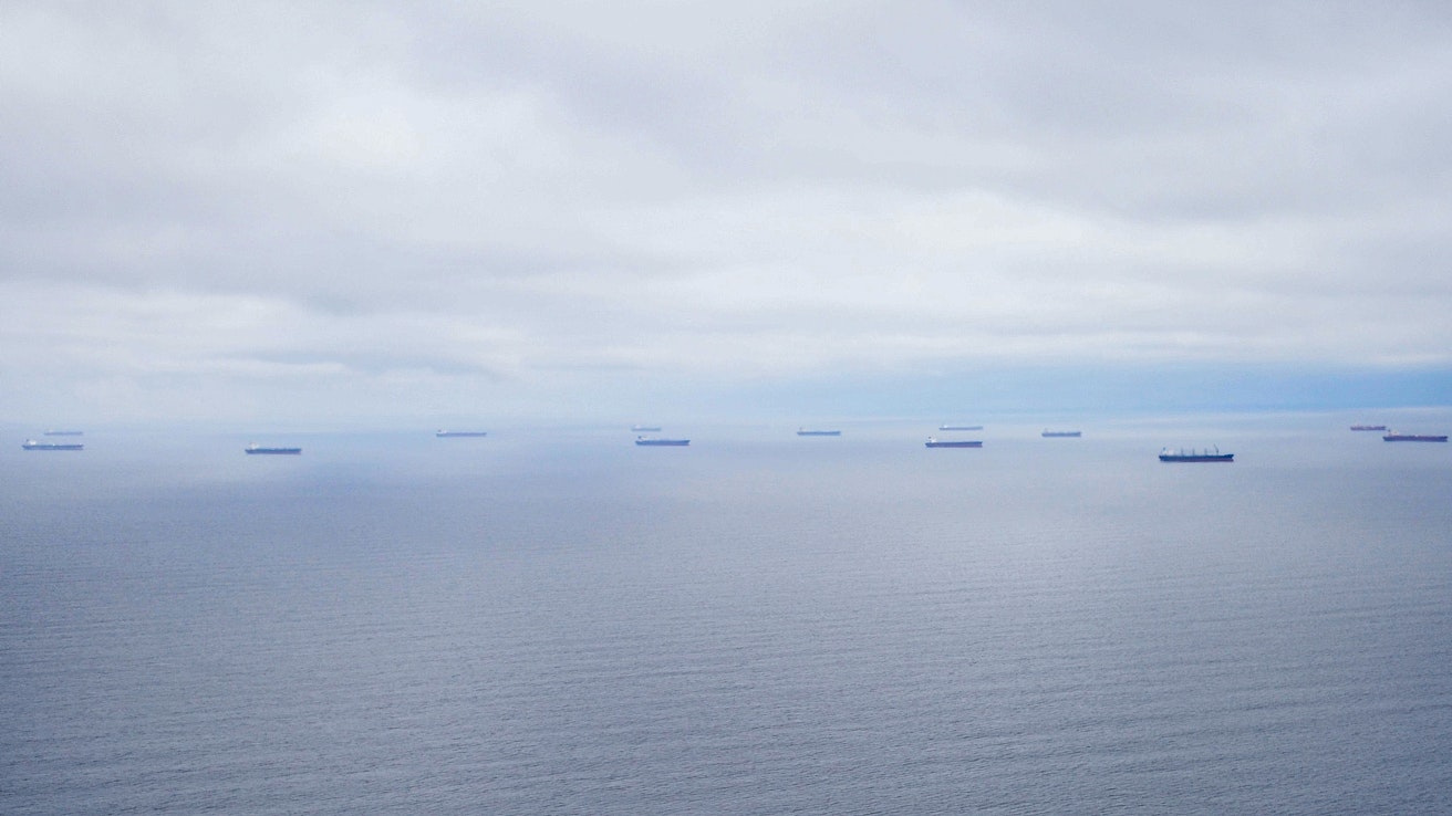 Suomenlahdella paikoillaan ankkurissa odottaneet Venäjän varjolaivaston öljytankkerit suuntaavat taas Venäjän öljysatamiin ja niistä pois. Merellisen onnettomuuden uhkataso on korkea. Merivartioston valvontalentokuva Suomenlahdelta.