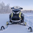 Expeditionin vakiotuulilasi on matala, eikä se suojaa viimalta kovinkaan hyvin. Korkeamman lasin saa hankittua lisävarusteena.