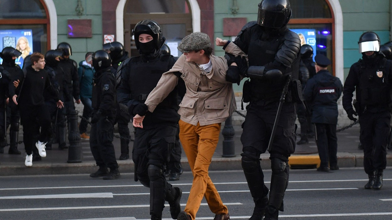 Liikekannallepanoa vastustavissa mielenosoituksissa on kuluneella viikolla otettu kiinni yli 2000 ihmistä, kertoo Venäjän ihmisoikeustilannetta tarkkaileva kansalaisjärjestö OVD-info. Kuva on Pietarista lauantailta. LEHTIKUVA / AFP. 