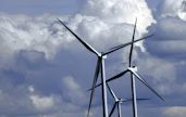 Tutkijoiden mukaan fossiilisiin polttoaineisiin investoiminen pitää lopettaa ja keskittyä uusiutuviin energianlähteisiin. LEHTIKUVA / JUSSI NUKARI. 