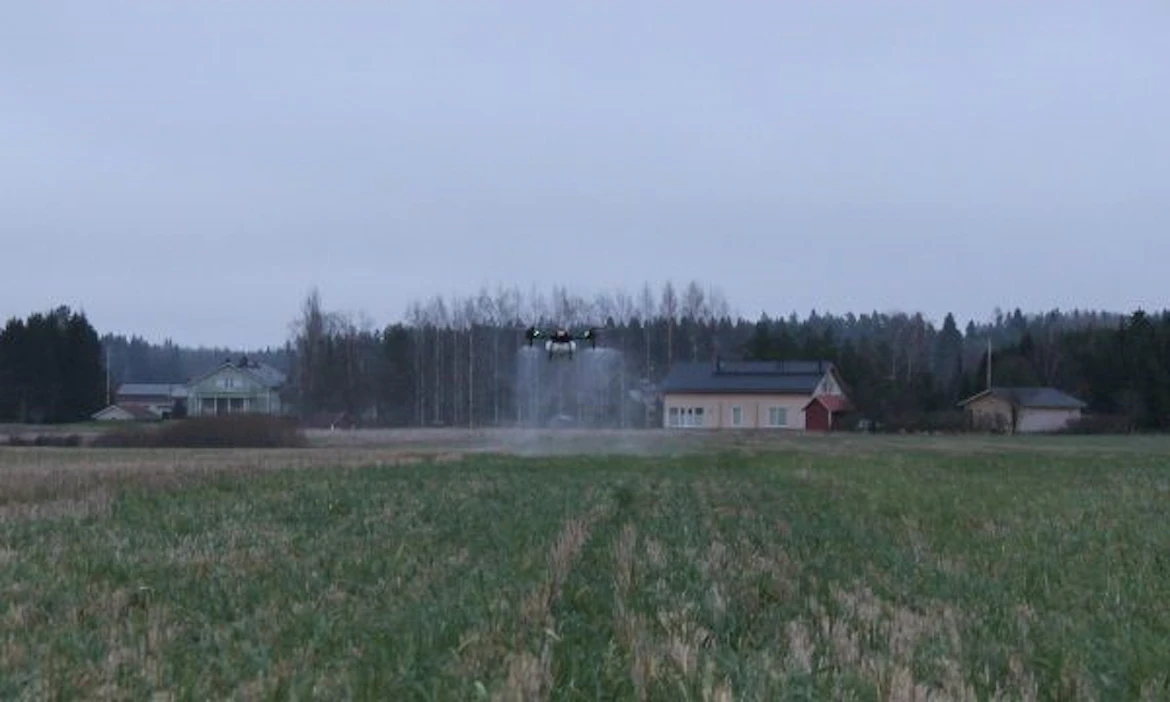 Lumihometta torjuttiin maatalousdonen avulla syysvehnälohkolla marraskuussa Loimaalla.