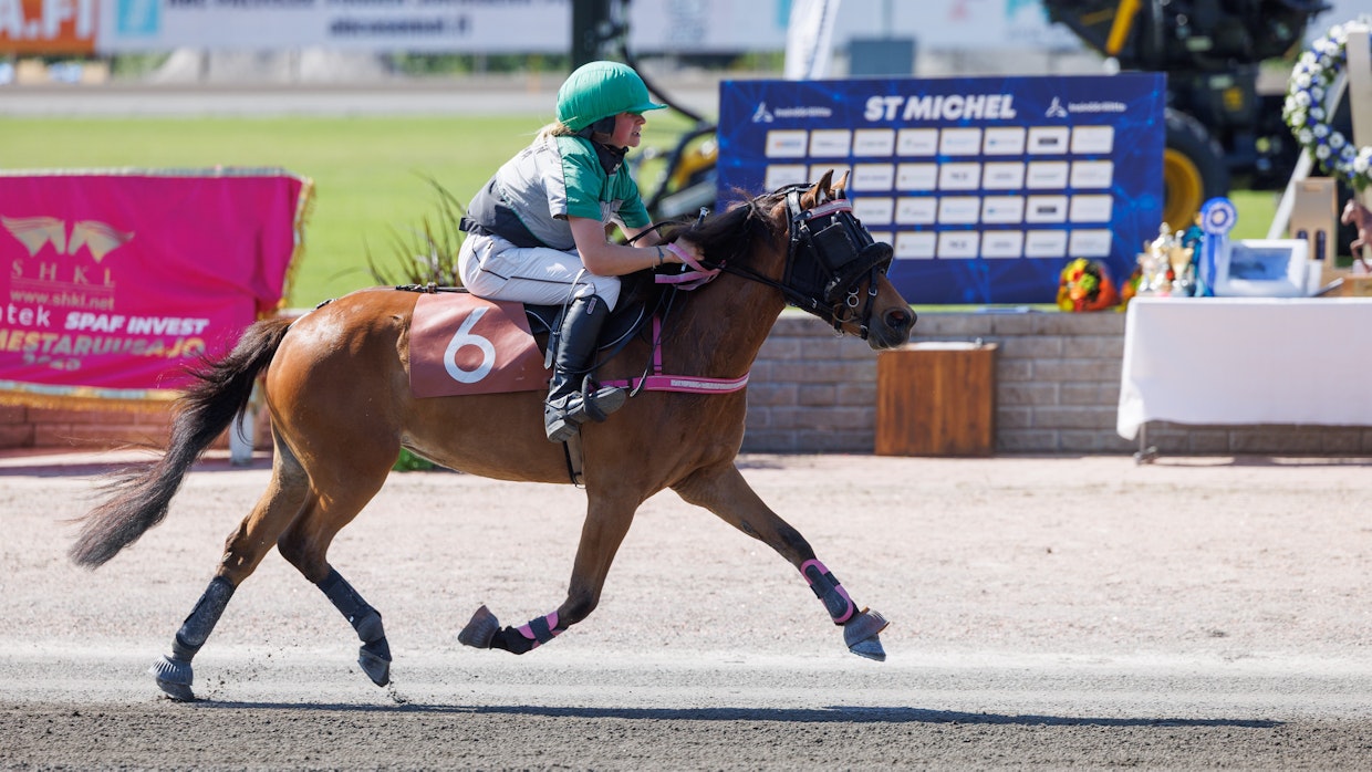 Esther Ståhl kilpailee Eliza Weellä sekä kärry- että montélähdöissä. Kuvassa kaksikko valmistautumassa B-ponien Montén SM-lähtöön viime vuonna St Michel -raveissa.
