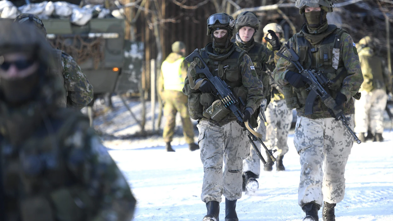 Valiokunnan mukaan on tärkeää, että puolustusmenoissa huomioidaan myös muun muassa sotilaallisen kriisinhallinnan kulut. LEHTIKUVA / HEIKKI SAUKKOMAA.