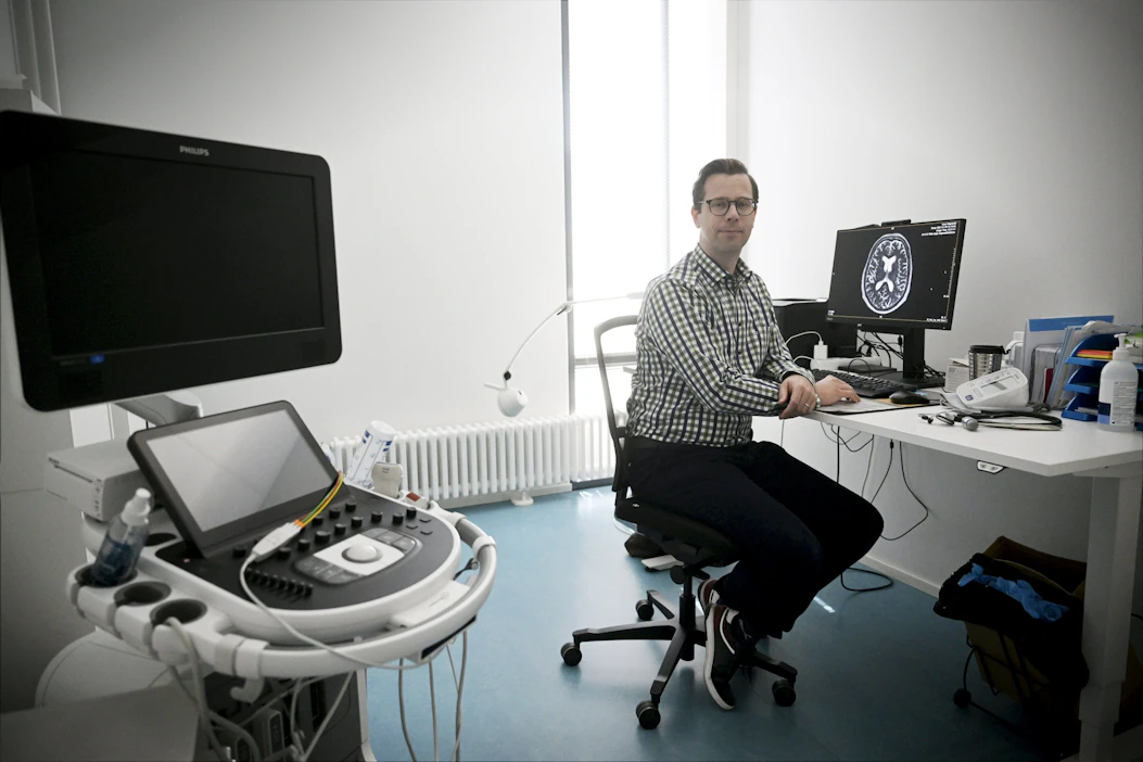 Neurologian erikoislääkäri Filip Scheperjansin mukaan tukevaa näyttöä on saatu muun muassa siitä, että suolistomikrobistolla on yhteys MS-tautiin. LEHTIKUVA / ANTTI AIMO-KOIVISTO .