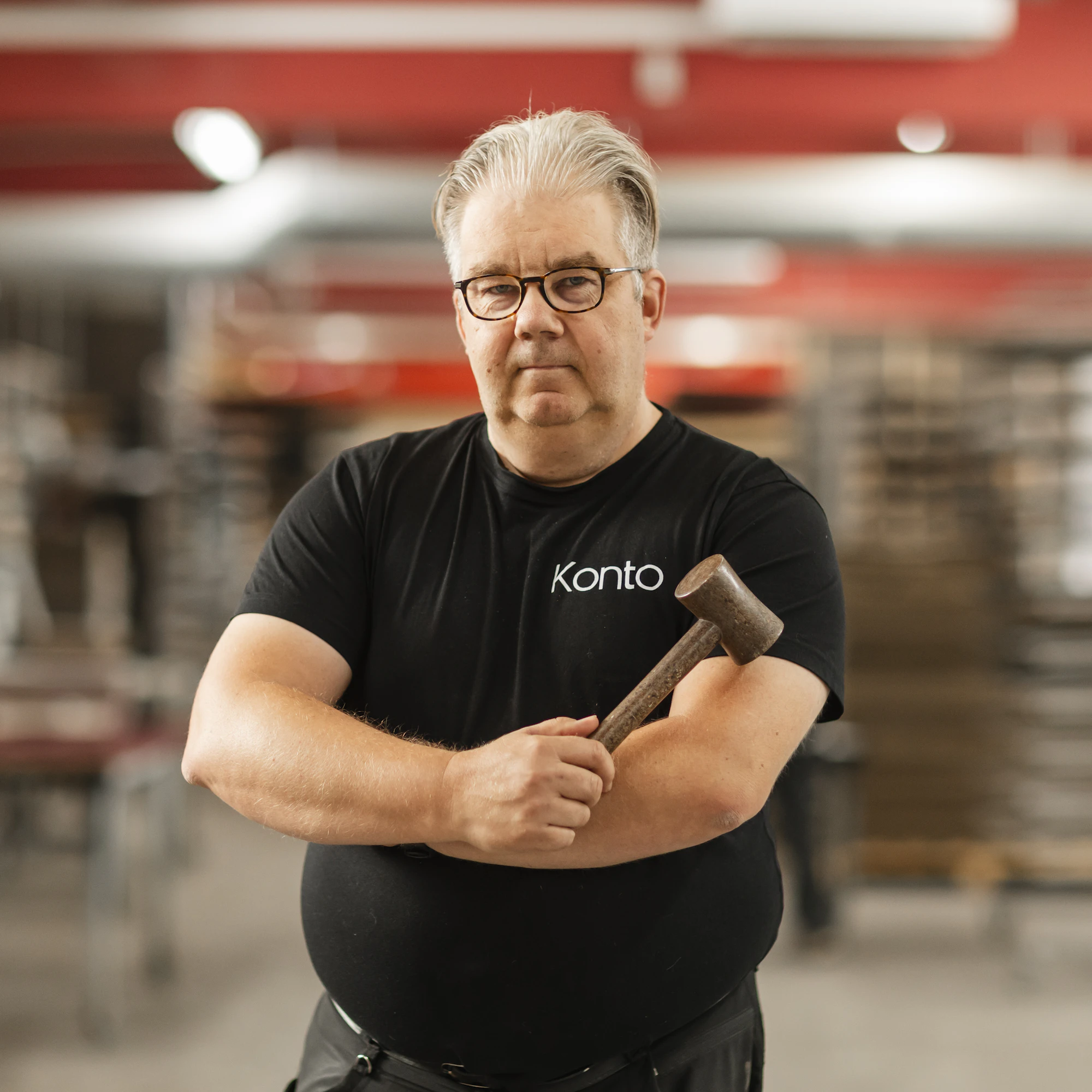 ”Uskon että Siperia opettaa”, sanoo Sami Laitila kädessään maailman ainoa turvenuija. Napakasti päätöksiä kopsautteleva nuija osoittaa, mihin kaikkeen turpeesta on.