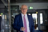 Rehn ilmoitti presidenttiehdokkuudestaan Töölön jalkapallostadionilla.
