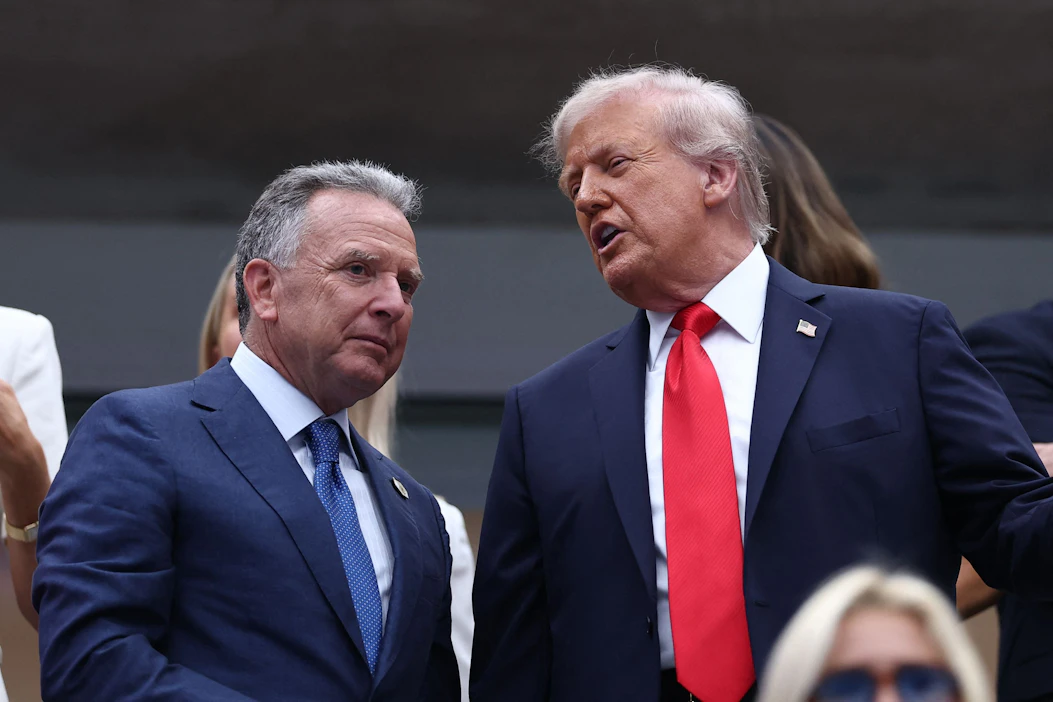 Yhdysvaltalaislähteen mukaan Yhdysvaltain erityislähettiläs Steve Witkoff (kuvassa vasemmalla presidentti Donald Trumpin kanssa) on johtanut suunnitelman laatimista ja keskustellut siitä Venäjän lähettilään kanssa. LEHTIKUVA / AFP.