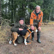 Pluto omistajansa Joni Metsolan kanssa. Oranssissa takissa Plutoa tuomaroinut Pekka Pohjonen.