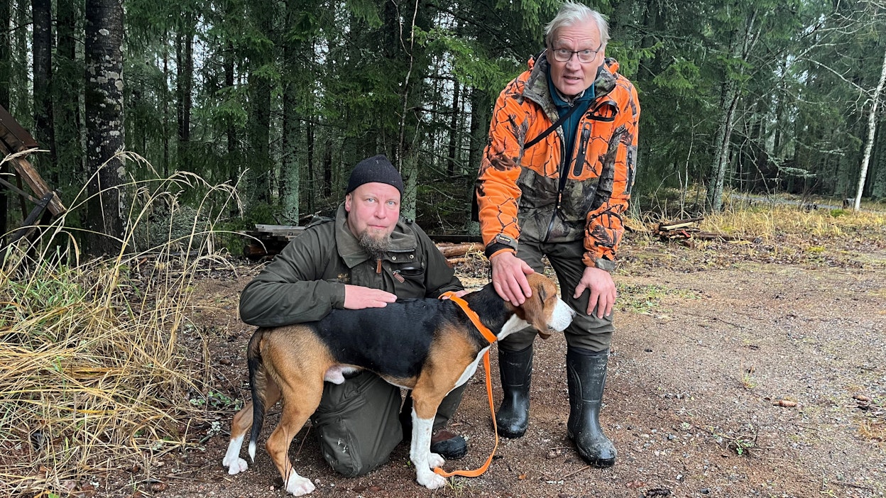 Pluto omistajansa Joni Metsolan kanssa. Oranssissa takissa Plutoa tuomaroinut Pekka Pohjonen.