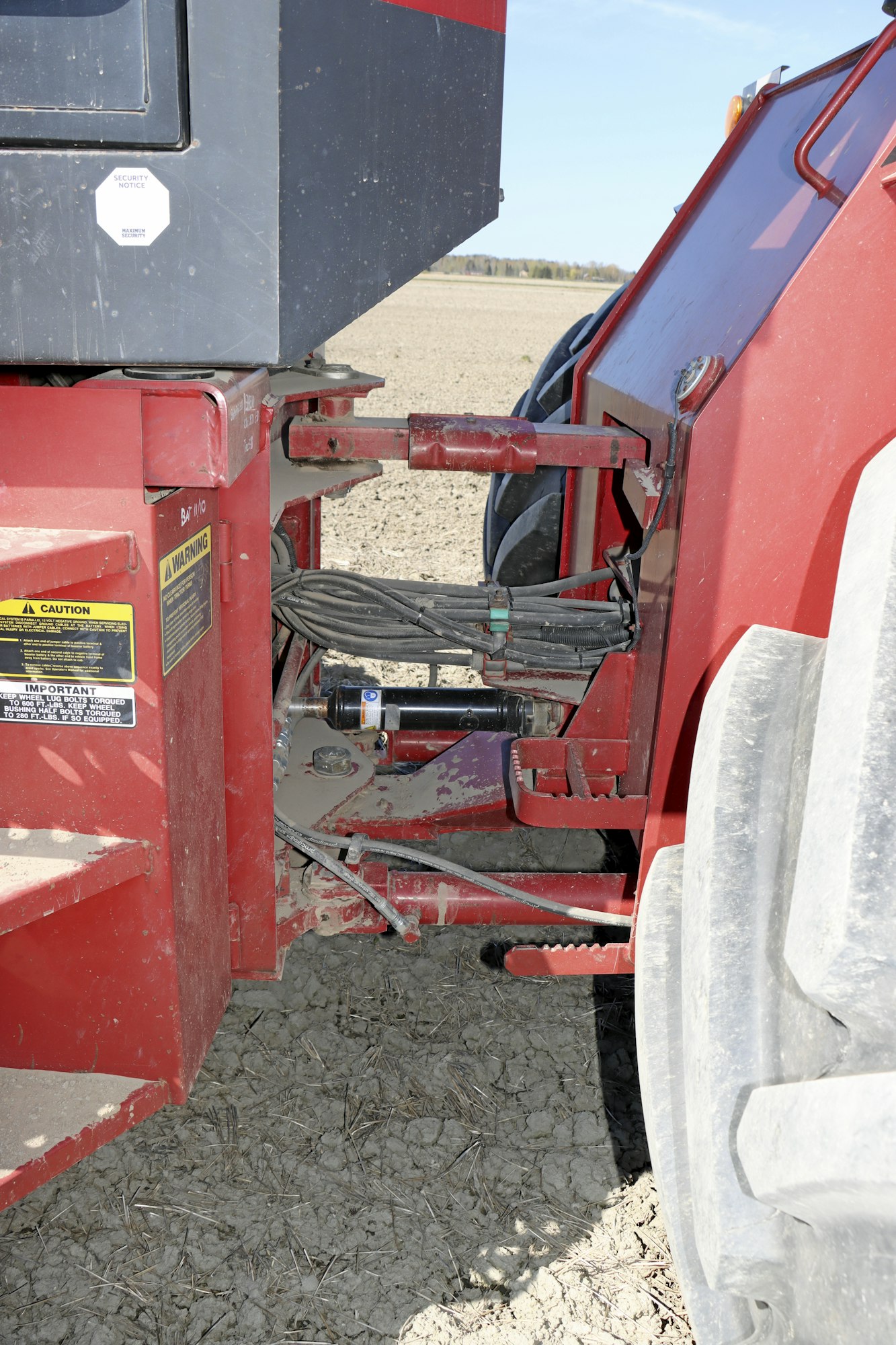 Runkonivel, kääntökulma on 40 astetta. Hydrauliikkalohko on eturungossa ohjaamon alla ja oikealla puolella. Letkujen vaihto on melko helppoa, liittimet ovat niin sanottuja jenkkinippoja. Takarungon nipat on sijoitettu keskitetysti portaiden taakse.