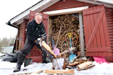 Janne Silvola lämmittää kotiaan oman metsän puilla. 