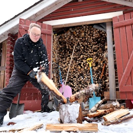 Janne Silvola lämmittää kotiaan oman metsän puilla. 