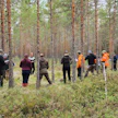 Kuvassa suometsien hoidon koulutuksen maastokohteeseen tutustumista.