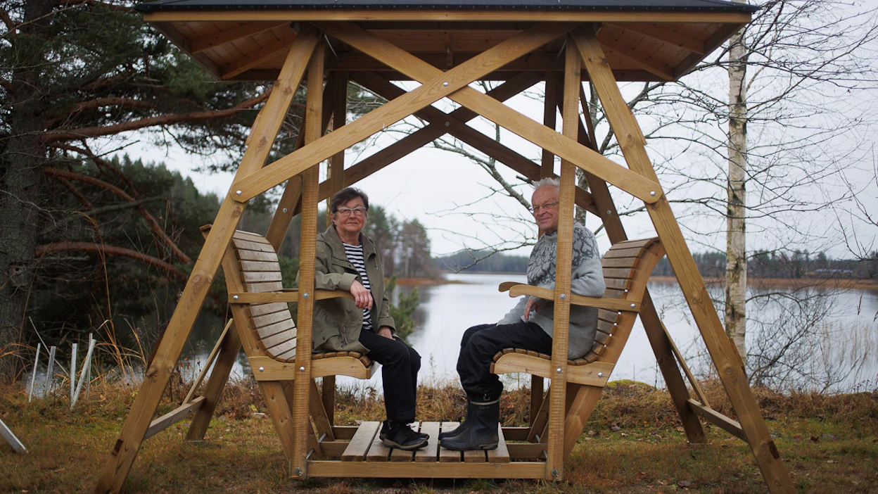 Eläkeläiset Taina ja Usko Paananen ovat seuranneet epäuskoisina keskustelua maaseudun palveluiden rajusta alasajosta.