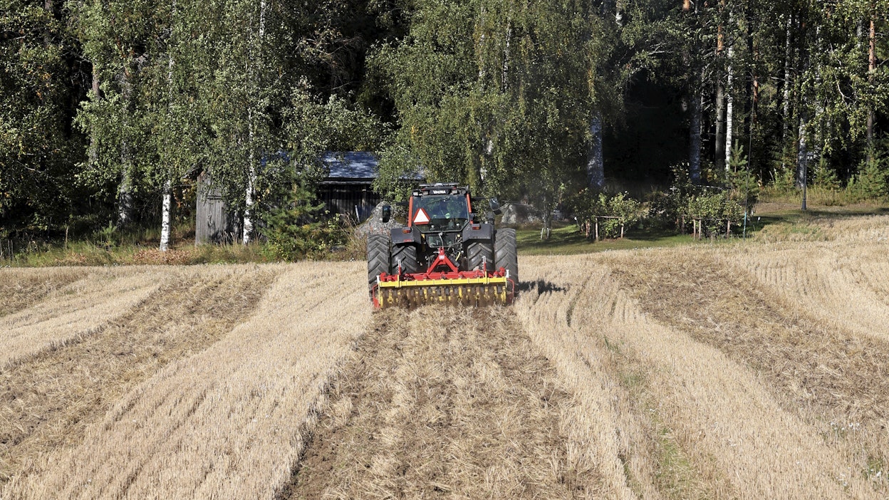 Kokeilimme Efix eSteer 20 MAX -automaattiohjausta maatilan syystöissä.