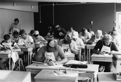Arkistokuvaa vuodelta 1975 kesäpäiviään vuonna viettäneistä liiton jäsenistä. Meneillään ovat liiton taitokilpailut, jotka olivat merkittävä palanen toimintaa 50-luvulta aina vuoteen 2012 saakka, jolloin järjestettiin taitokilpailuista viimeiset. 