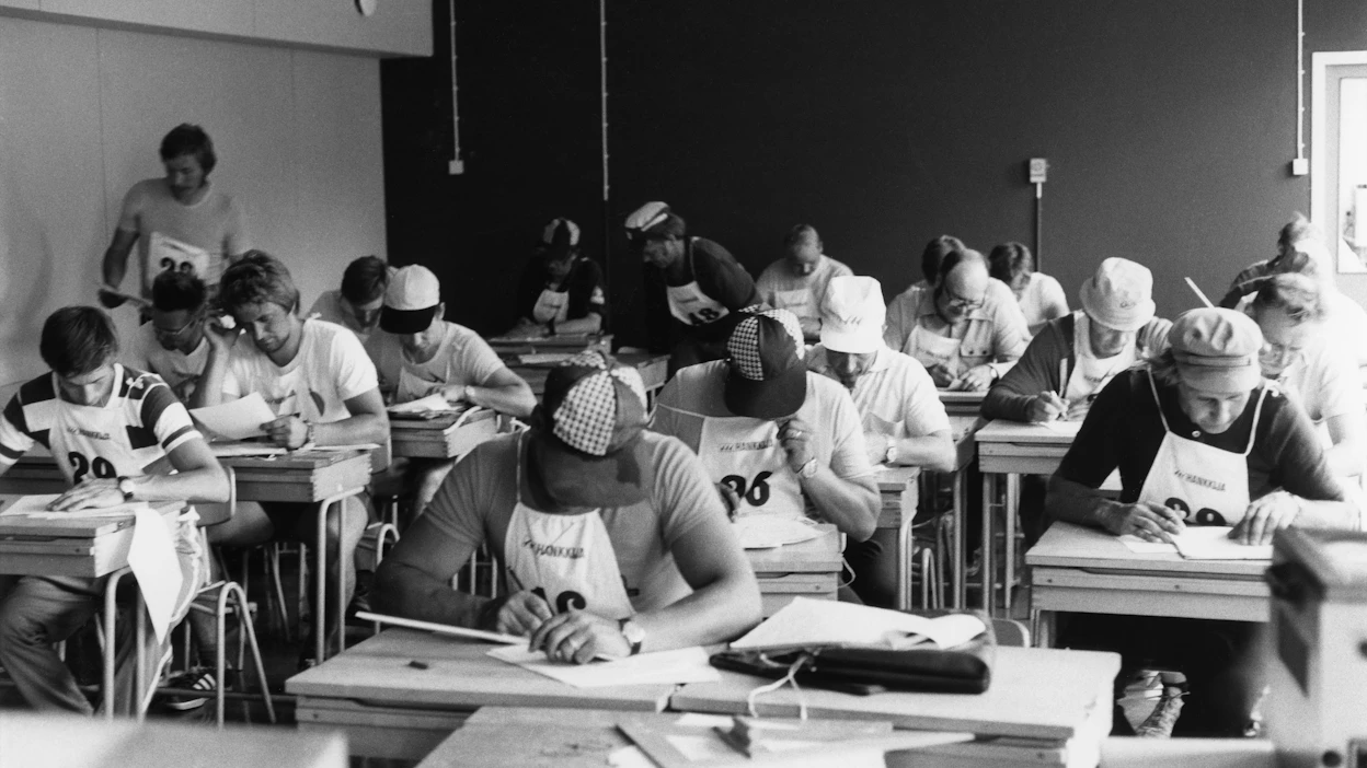 Arkistokuvaa vuodelta 1975 kesäpäiviään vuonna viettäneistä liiton jäsenistä. Meneillään ovat liiton taitokilpailut, jotka olivat merkittävä palanen toimintaa 50-luvulta aina vuoteen 2012 saakka, jolloin järjestettiin taitokilpailuista viimeiset.