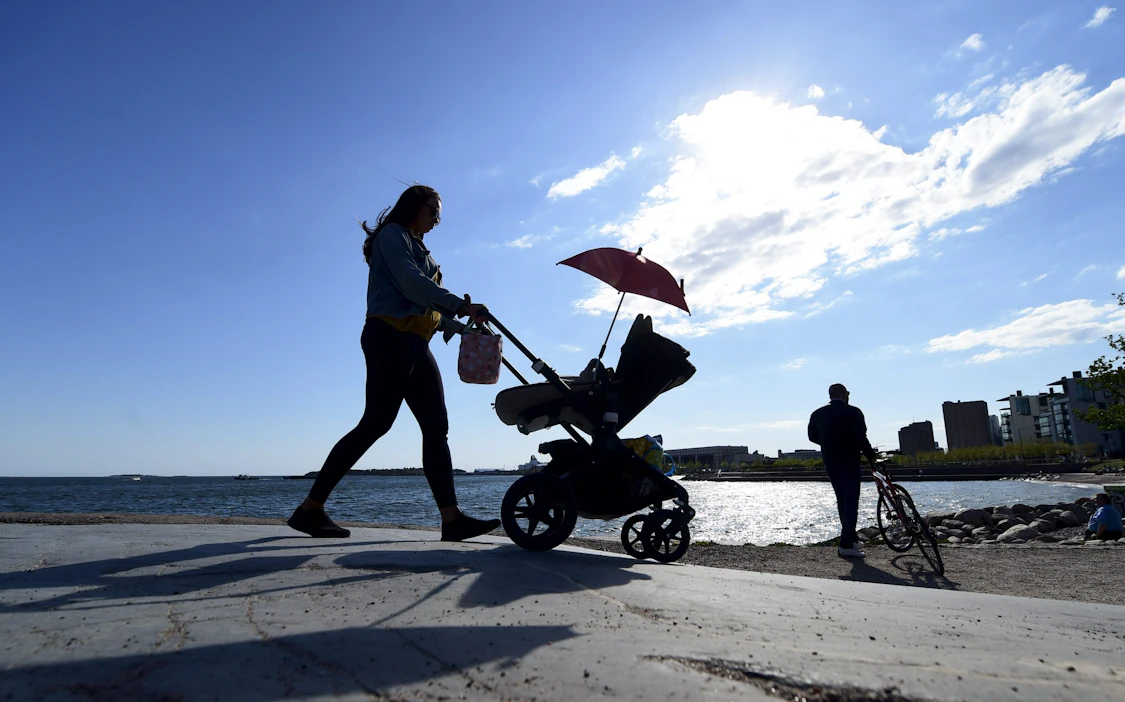 Unicef sanoo, että vuoteen 2050 mennessä lähes jokainen suomalainen lapsi kärsii ilmastonmuutoksen aiheuttamista pitkittyneistä helteistä, jos maapallon keskilämpötila kohoaa 2,4 astetta. Kuvituskuva. LEHTIKUVA / Vesa Moilanen.