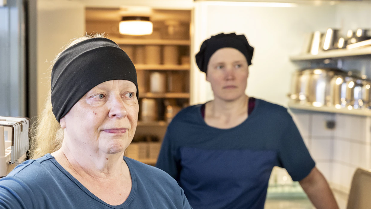 Kihniön yhtenäiskoulun keittiössä hääräävät anoppi ja miniä, eli Maarit Rantala (vas.) ja Anu Rantala. Kihniössä kaikki kouluruuat ovat laktoosittomia, ja keittiössä huomioidaan allergioiden lisäksi keliaakikot ja diabeetikot.