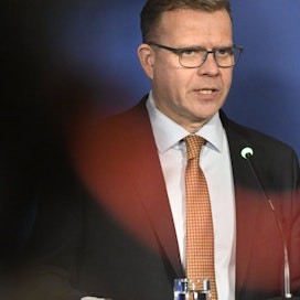 Petteri Orpo vastasi toimittajien kysymyksiin saksan-vierailunsa yhteydessä. Kuva on alkukesän hallitusneuvotteluista.