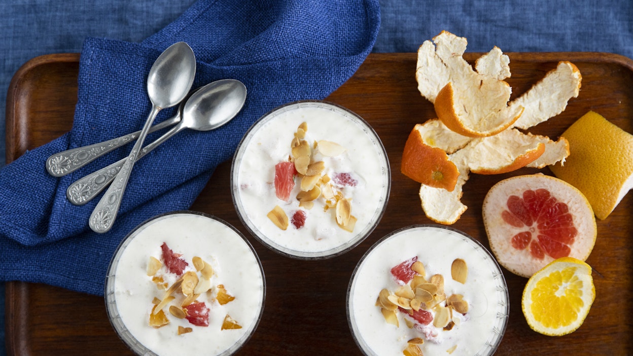 Kylmästä riisipuurosta saa loihdittua herkullisen jälkiruuan.