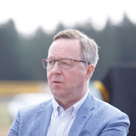 Elinkeinoministeri Mika Lintilä (kesk.) on huolissaan Suomen kilpailukyvystä, mikäli palkkaratkaisut lähtevät vapaasti laukalle.