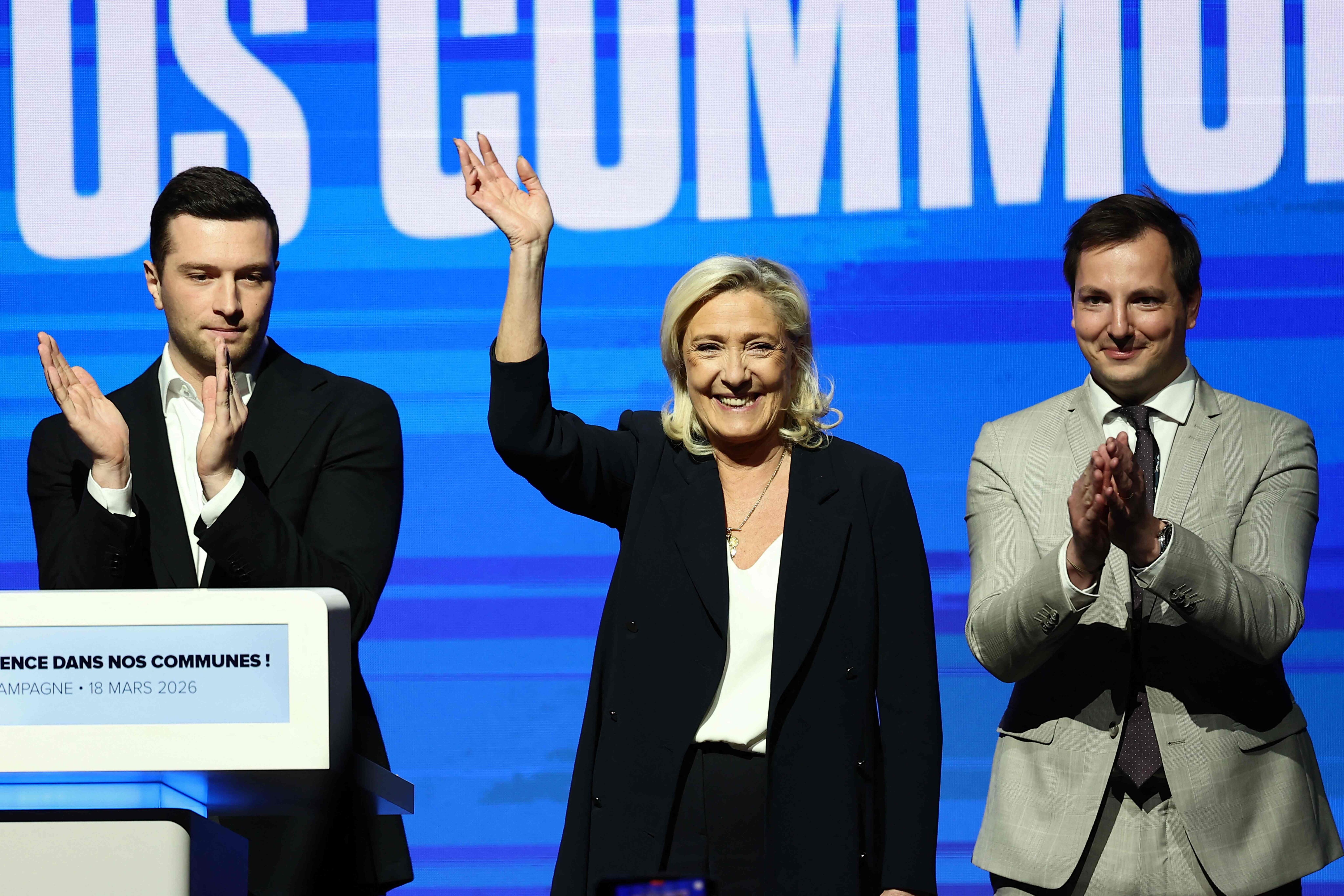 Ranskan seuraava presidentti voi olla kansallisen liittouman voimahahmo Marine Le Pen (keskellä) tai nuori puoluejohtaja Jordan Bardella (vasemmalla). Kuvassa lisäksi Achille Bisiaux.