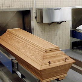 Polttohautausta odottavat arkut säilytetään krematoriossa kylmätiloissa. Kuva Hietaniemen krematoriosta. 
