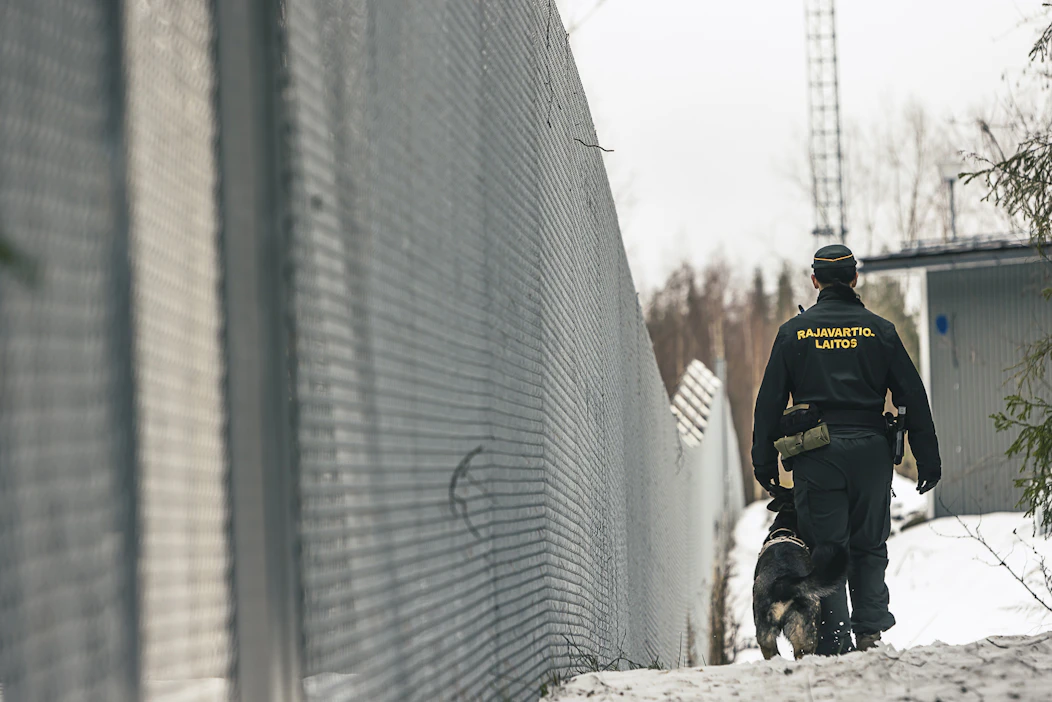 Itärajalle rakennetaan 200 kilometriä pitkää esteaitaa, joka halkoo noin tuhannen maanomistajan maita Kaakkois-Suomessa, Pohjois-Karjalassa, Kainuussa, Koillismaalla ja Lapissa.