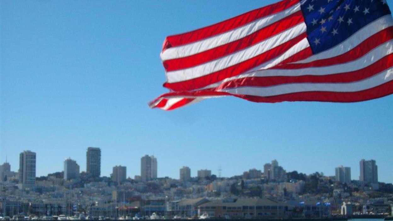 Yhdysvaltain tähtilippu liehui San Franciscossa vuonna 2013.