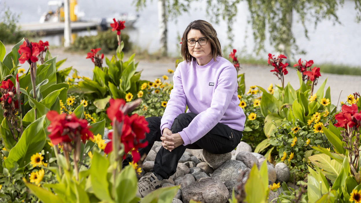 Jaana Leinonen kannustaa muitakin alanvaihtoa pohdiskelevia uskaltautumaan vanhan mukavuusalueen ulkopuolelle. Leinosenkin piti puutarhuriopintojensa aluksi opetella opiskelutaitoja. Hänet kuvattiin kotikunnassaan Ruovedellä.