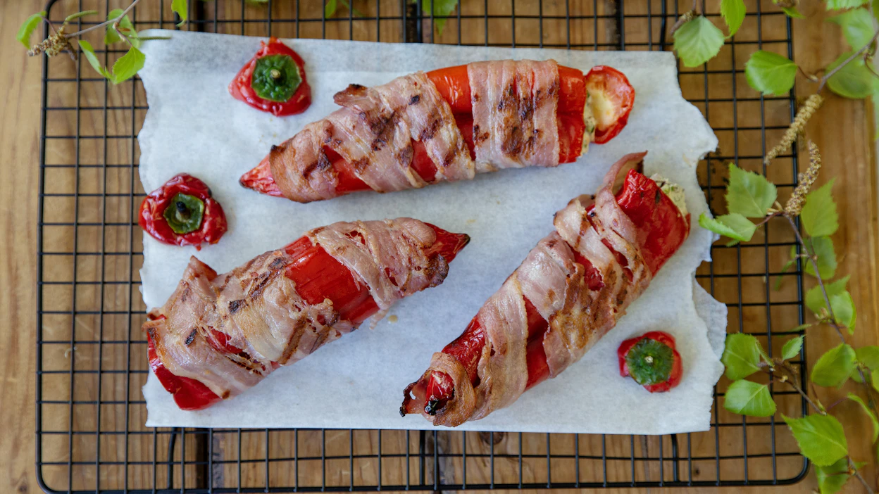 Jos tykkäät grillatuista pekoniherkkusienistä, ihastut varmasti näihin maukkaisiin paprikoihin.