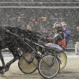 Eld Tekno voitti lumipyryssä 200 000 kruunun ykkösellä ajetun DubbelCupen-finaalin Bergsåkerissa marraskuun puolivälissä.