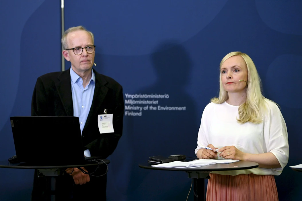 Itämeri-paneelin puheenjohtaja, erikoistutkija Seppo Knuuttila (vas.) ja ympäristö- ja ilmastoministeri Maria Ohisalo Itämeren tilaa koskevassa ilmastokriisi- ja luontokatoinfossa Helsingissä. LEHTIKUVA / EMMI KORHONEN.