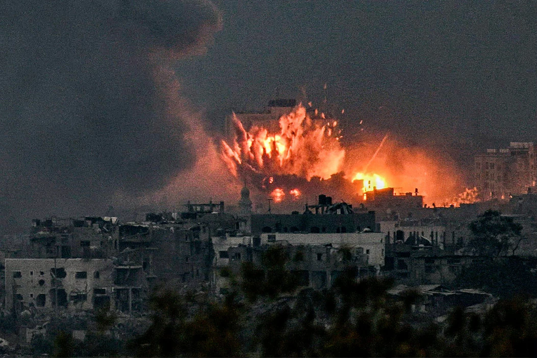 Israel on käskenyt Gazan pohjoisosan yli miljoonaa siviiliä evakuoitumaan alueelta odotetun maahyökkäyksen alta. Kuva Israelin ilmaiskusta Gazan pohjoisosaan lauantaina. LEHTIKUVA/AFP.