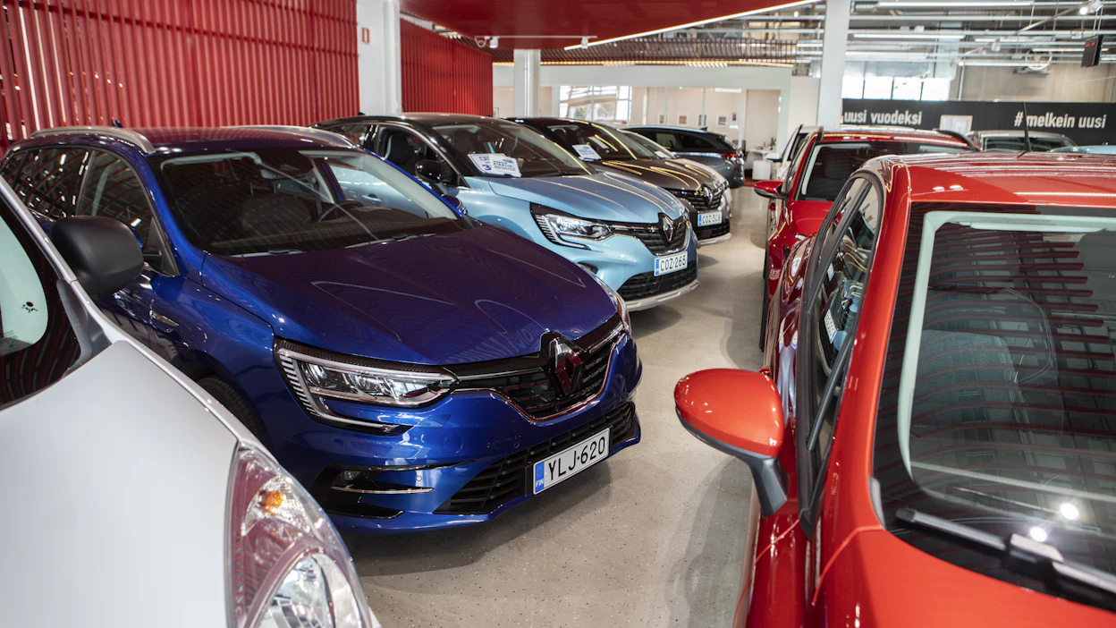 Jos nykyinen korkea inflaatio jää väliaikaiseksi ilmiöksi, voitaisiin yleistä arvonlisäverokantaa nostaa yhdellä prosenttiyksiköllä, PTT visioi. Korotus koskisi esimerkiksi autokauppaa.