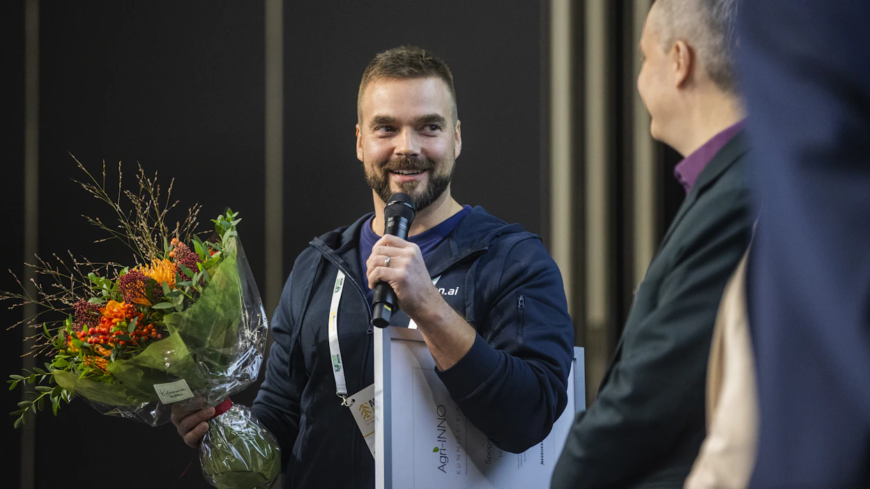Spogen AI:n toimitusjohtaja Joonas Koivuniemi vastaanotti Agri-inno-palkinnon Helsingissä torstaina 17. lokakuuta