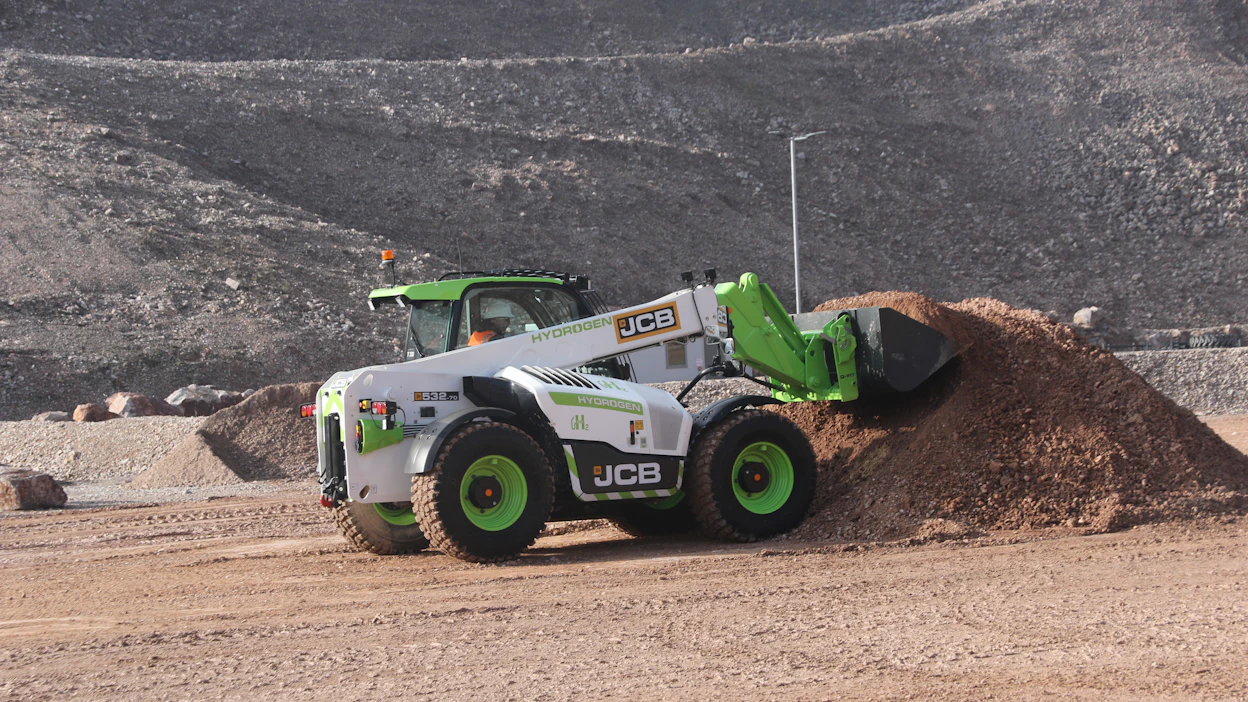 JCB on tällä hetkellä yksi voimakkaimmin työkoneiden vetytekniikkaa kehittävä yhtiö maailmassa. Kuvassa vetymoottori on asennettu JCB 532-70 -kurottajaan.