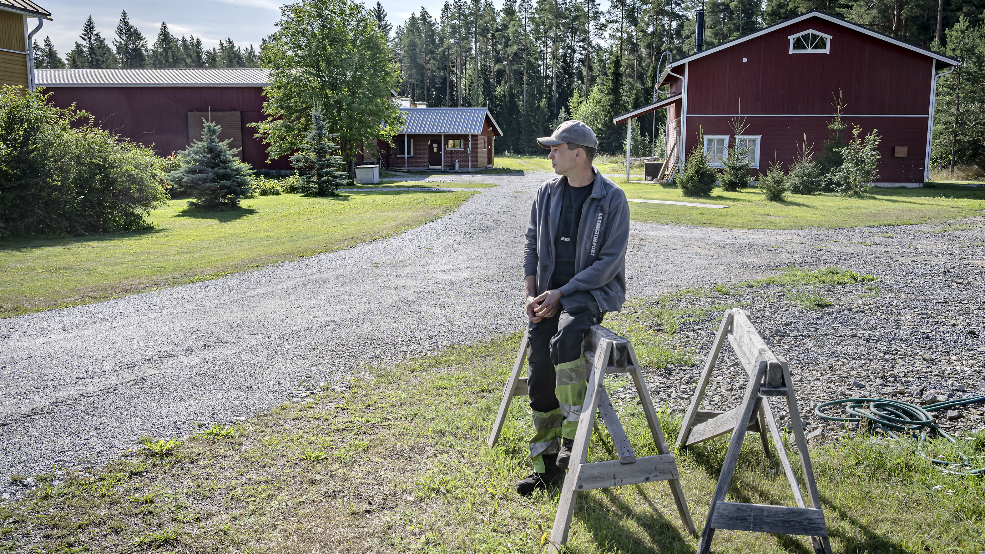 Lohtajalaisen Antti Vuorisalon maatilan pihapiirissä risteilee tilalle tyypillisiä polkuja. Google kuvasi ne kaikki.