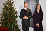 Presidentti Alexander Stubb ja hänen puolisonsa Suzanne Innes-Stubb vastaanottavat perinteiset joulutervehdykset Presidentinlinnassa. Viime vuonna he saivat joulunajan tuomiset presidentin virka-asunnolla Munkkiniemessä. LEHTIKUVA / Jussi Nukari. 