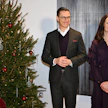 Presidentti Alexander Stubb ja hänen puolisonsa Suzanne Innes-Stubb vastaanottavat perinteiset joulutervehdykset Presidentinlinnassa. Viime vuonna he saivat joulunajan tuomiset presidentin virka-asunnolla Munkkiniemessä. LEHTIKUVA / Jussi Nukari.