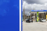 Tankkaajia vappuaatonaattona Parkanon Neste Express -asemalla.