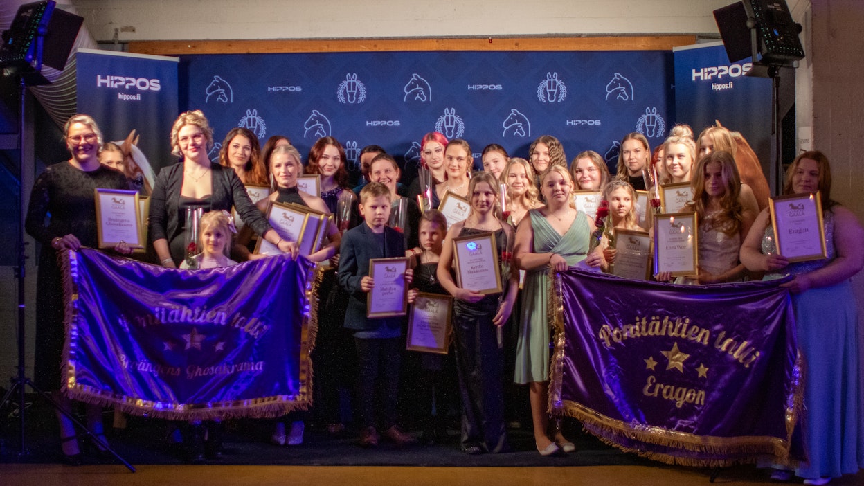 Nuorisogaalan palkitut yhteiskuvassa.