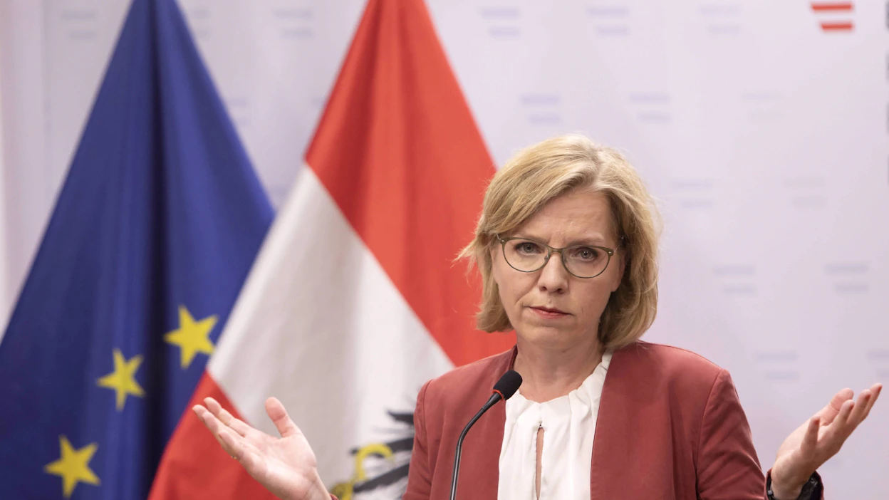 Itävallan ympäristöministeri Leonore Gewessler rikkoi kotimaansa hallituksen sopua äänestämällä EU:n ministerineuvostossa ennallistamisasetuksen puolesta. Tapauksesta huolimatta Itävallan hallituspuolueet aikovat jatkaa yhdessä syyskuun lopussa pidettäviin vaaleihin saakka.
