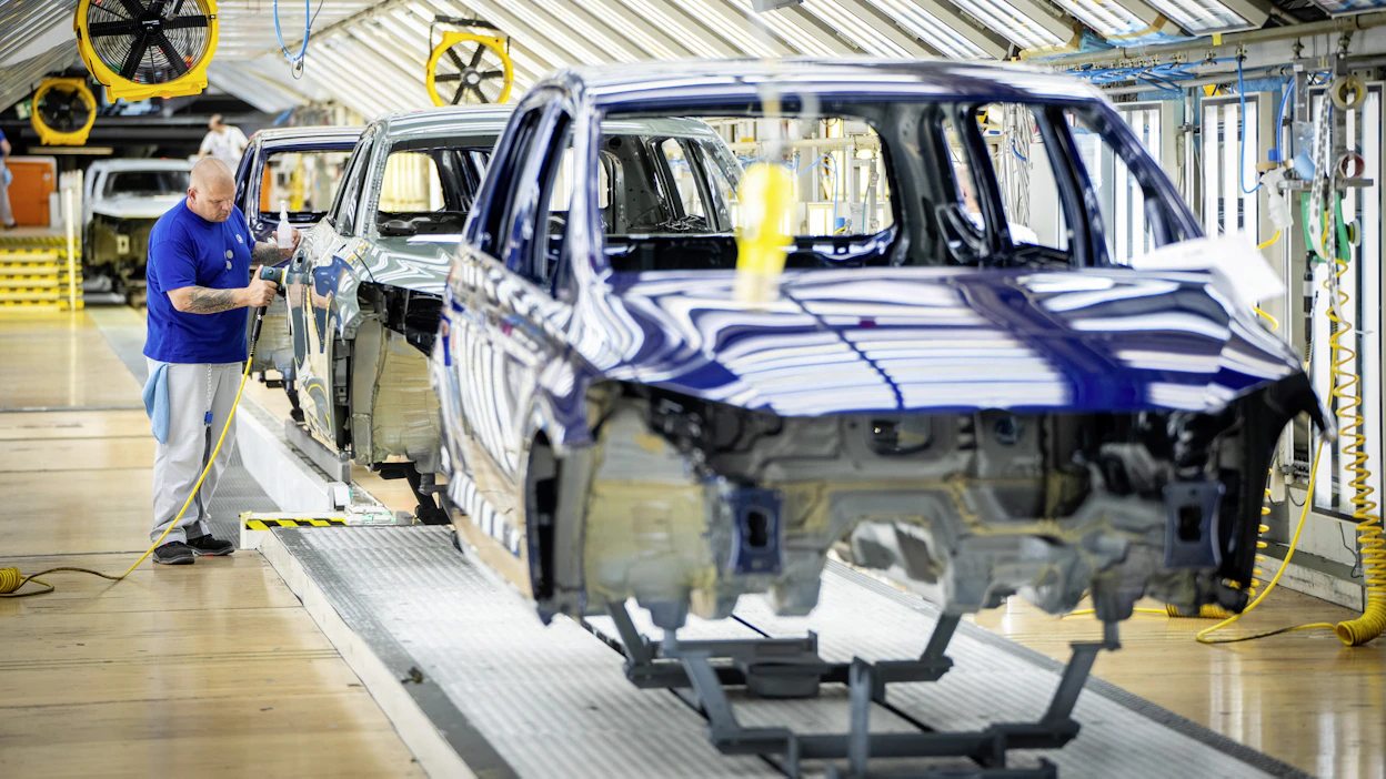 Saksan autoteollisuus on vaikeuksissa. Kuvassa Volkswagen Tiguanin kokoamista Wolfsburgin tehtaalla.