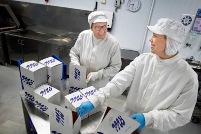 Mö Foodsin työntekijä Elina Korpiaho ja toimitusjohtaja Annamari Jukkola (oik.) työntouhussa maaliskuussa 2025. 